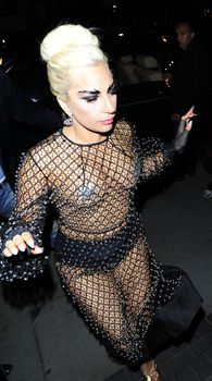 Леди Гага в откровенном наряде в Лондоне фото #12