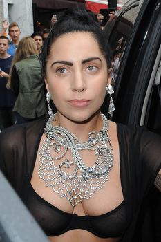 Леди Гага в прозрачном лифчике в Нью-Йорке фото #5