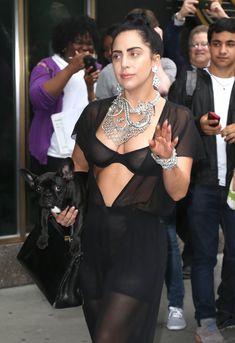 Леди Гага в прозрачном лифчике в Нью-Йорке фото #7