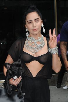 Леди Гага в прозрачном лифчике в Нью-Йорке фото #9
