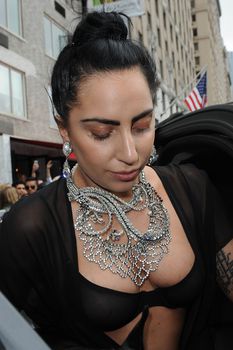 Леди Гага в прозрачном лифчике в Нью-Йорке фото #11