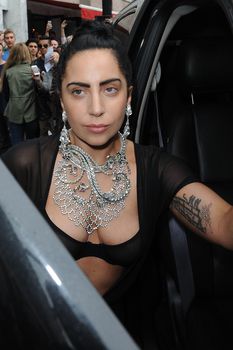 Леди Гага в прозрачном лифчике в Нью-Йорке фото #12