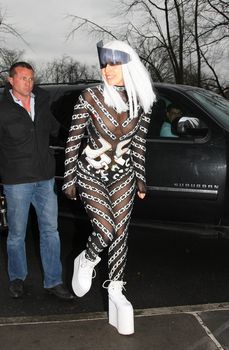 Леди Гага ходит без лифчика в Нью-Йорке фото #1