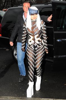Леди Гага ходит без лифчика в Нью-Йорке фото #2