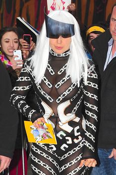 Леди Гага ходит без лифчика в Нью-Йорке фото #4
