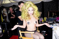 Леди Гага в гримерке со скотчем на сосках фото #1