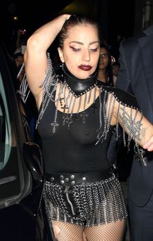 Леди Гага в прозрачной майке без лифчика в Токио фото #2