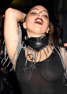 Леди Гага в прозрачной майке без лифчика в Токио фото #3