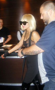 Леди Гага не надела лифчик фото #2
