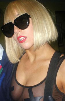 Леди Гага не надела лифчик фото #4