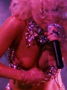 Леди Гага показала голую грудь на сцене фото #1