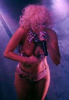 Леди Гага показала голую грудь на сцене фото #2
