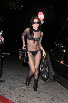 Леди Гага в нижнем белье возле отеля фото #1