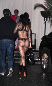Леди Гага в нижнем белье возле отеля фото #4