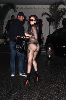Леди Гага в нижнем белье возле отеля фото #6