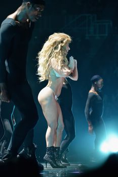 Сочная попа Леди Гага в стрингах на сцене фото #2