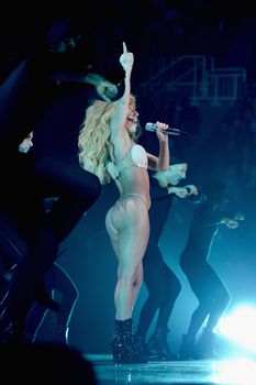 Сочная попа Леди Гага в стрингах на сцене фото #4