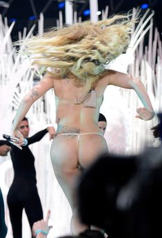 Сочная попа Леди Гага в стрингах на сцене фото #6