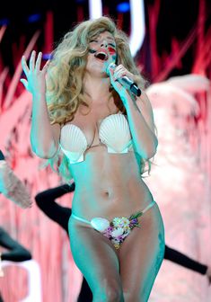 Сочная попа Леди Гага в стрингах на сцене фото #7