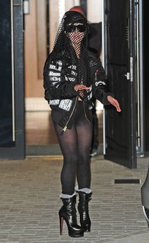 Леди Гага в черных колготках на похоронах Майкла Джексона фото #3