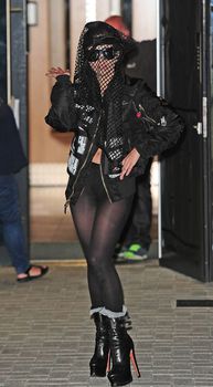 Леди Гага в черных колготках на похоронах Майкла Джексона фото #6