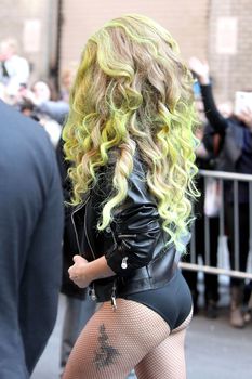 Леди Гага в трусах на улице в Нью-Йорке фото #5