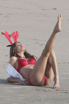 Упругая попка Алессандры Амбросио на съемках для Victoria's Secret фото #8