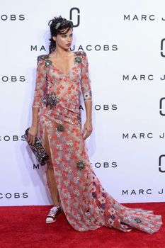 Голые соски Адрианы Лимы видны в прозрачном платье на показе Marc Jacobs фото #3