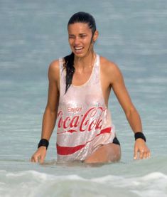 Адриана Лима в мокрой майке на съемках в Канкуне фото #2