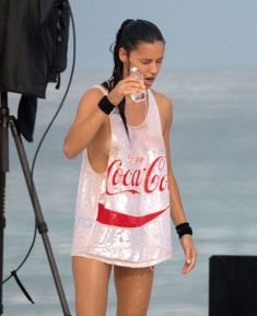 Адриана Лима в мокрой майке на съемках в Канкуне фото #6