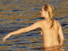 Секси Дакота Джонсон топлесс на пляже в Пантеллерии фото #9