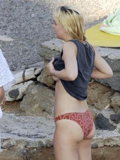 Секси Дакота Джонсон топлесс на пляже в Пантеллерии фото #11