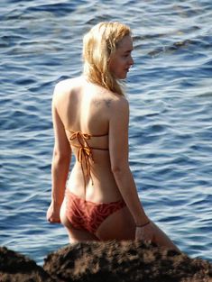Дакота Джонсон в бикини на пляже в Сицилии фото #1