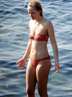 Дакота Джонсон в бикини на пляже в Сицилии фото #3