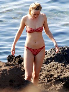 Дакота Джонсон в бикини на пляже в Сицилии фото #4