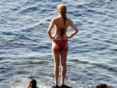 Дакота Джонсон в бикини на пляже в Сицилии фото #8