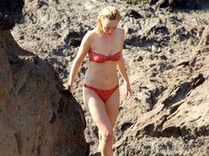 Дакота Джонсон в бикини на пляже в Сицилии фото #11