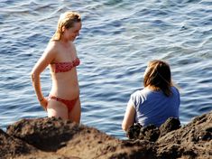 Дакота Джонсон в бикини на пляже в Сицилии фото #12