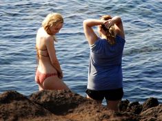 Дакота Джонсон в бикини на пляже в Сицилии фото #13