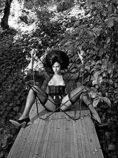 Голая грудь Евы Мендес в журнале Vogue фото #4
