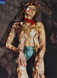 Голая грудь Евы Мендес в журнале Vogue фото #5