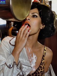 Голая грудь Евы Мендес в журнале Vogue фото #9