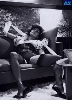 Голая грудь Евы Мендес в журнале Vogue фото #12