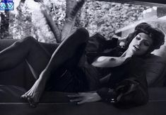 Голая грудь Евы Мендес в журнале Vogue фото #23