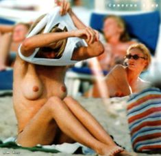 Камерон Диаз оголила грудь на пляже фото #1