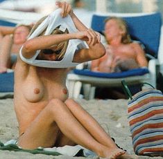 Камерон Диаз оголила грудь на пляже фото #2