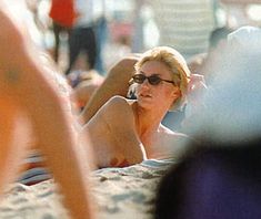 Камерон Диаз оголила грудь на пляже фото #4