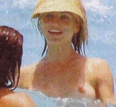Камерон Диаз показала голую грудь на пляже фото #1