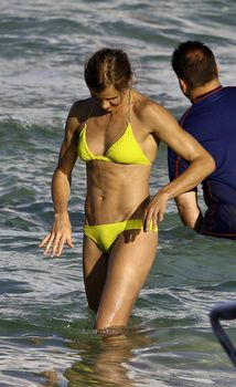 Спортивное тело Камерон Диаз в бикини в Майями фото #1