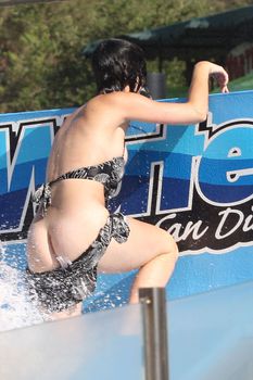 Голая попа Кэти Перри в аквапарке фото #3